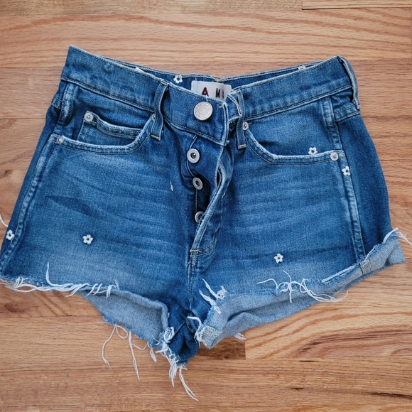 Amo Daisy Cut Off Shorts - Picture 2 of 8